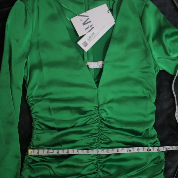 NWT JEWEL TRIM DRAPED SATIN EFFECT GREEN DRESS. - Picture 11 of 14